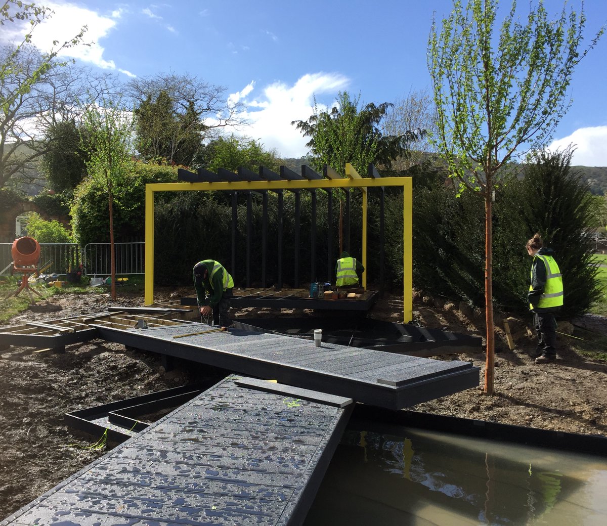 GraduateGardene's tweet photo. Graduate Gardeners are currently recruiting for Skilled Landscapers and Skilled Gardeners, to construct and care for gardens throughout the Cotswolds. 
If you have a passion for working outdoors in beautiful gardens we want to hear from you. #hiring 
https://t.co/Zcw26U6Z1H https://t.co/Qvwj04VaSj