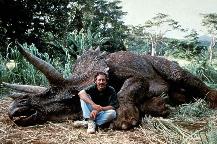 gonzaconti's tweet photo. Steven Spielberg posando con un animal recien cazado. Este es tu idolo https://t.co/XheUfmHHKs
