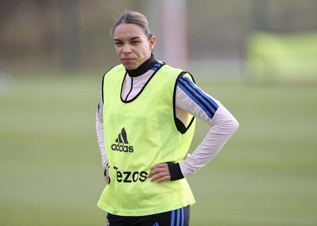 Getting #WSL ready with @EstelleCascari1 💪🇫🇷 #MUWomen