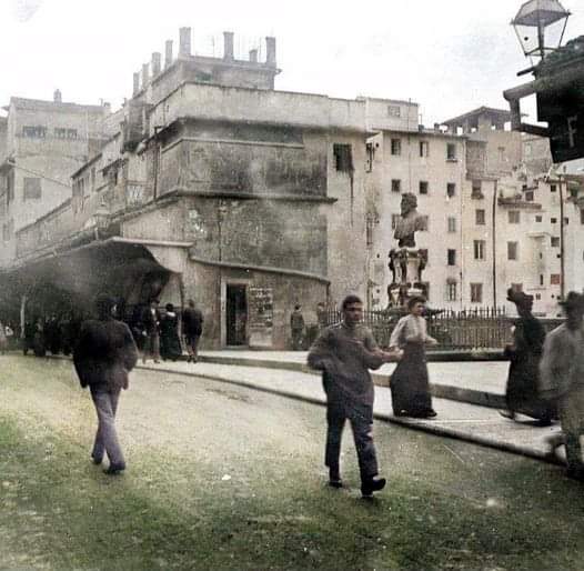 Passeggiare su Ponte Vecchio dopo il 1905.

#annamarialuisademedici
#lungarni
#lungarno
#pontevecchio
#visiteguidate
#loveflorence
#florenceandtuscany
#firenzegram
#igersfirenze
#photography
#picoftheday
#instagood
#visittuscany
#fashion
#photooftheday
#travelphotography