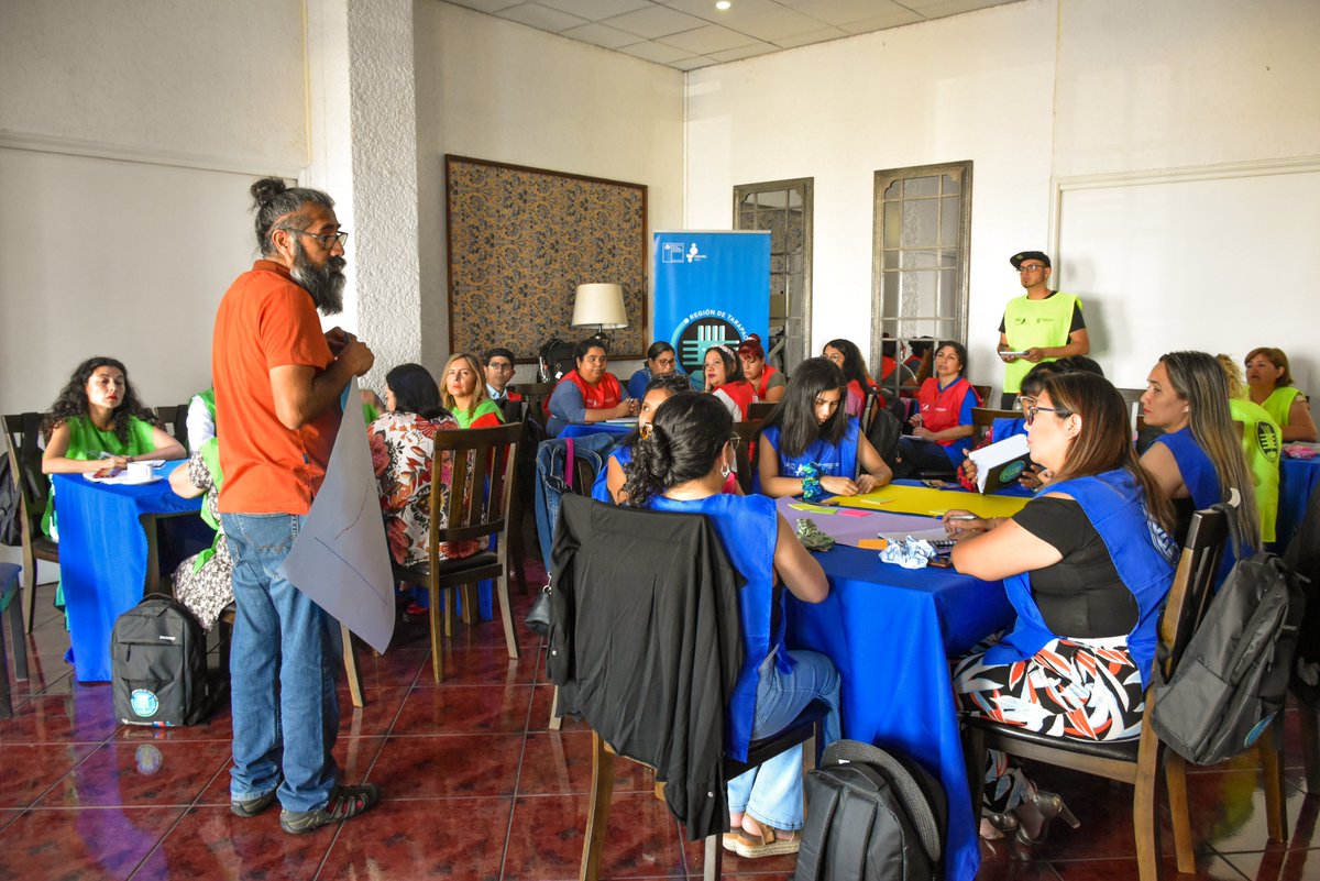 ExploraTarapaca's tweet photo. Hecha un vistazo al taller de #DesignThinking Para Educadores, realizado por el facilitador nacional en procesos de aprendizajes, Héctor Hevia, quien entregó sus conocimientos en métodos de enseñanza a nuestros/as profes campistas de #ExploraVa! 2023 ☀️🌵 #Iquique #profesores https://t.co/OkG6j0Vqe2