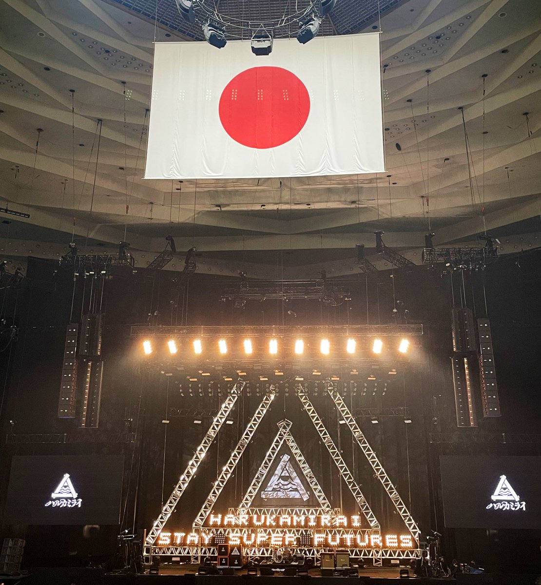 04LS_p03's tweet photo. 一言一音全てに熱い魂が伝わってくる。強くて優しいハルカミライが大好きで、これからも一生ついていくって改めて思った。初武道館がハルカミライで良かった。余韻で眠れない夜になりそうなのでハルカミライ聞いて寝ます‼️ https://t.co/HcmWMK0yiG