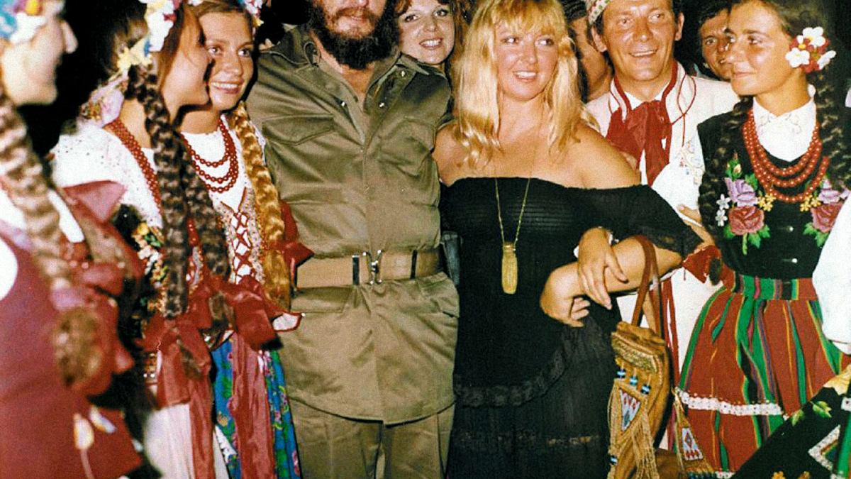 TadKapla's tweet photo. Maryla oddawała się komunistom bez pamięci, ale nie wszystkim. Musiał to być czerwony książę Jaroszewicz, albo Fidel Castro - od pomarańczy na święta #Maryla #Rodowicz https://t.co/V2K8vSe7GD