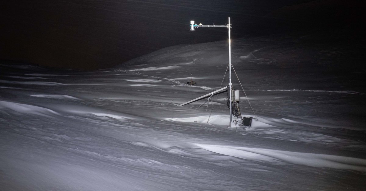 We have installed a SPA-2/SNOdar setup in a valley outside of Longyearbyen. The increasing frequency of rain-on-snow events midwinter has led to amplified slushflow risk. With this installation, we improve the understanding of slushflow processes and slushflow hazard forecasting.