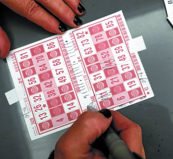 susanantonp's tweet photo. Aqui estoy, en el bingo, con mis amigas @laramonajefaza, @Mamenrramirez y @Marisol60569685.
Asqueada por que en la mesa del al lado se a sentado uno con la pulserita de Vox y lleva ya dos bingos.
Aqui nos roban mas que en Mercadona.
#AyusoDimision #MercadonaTeRoba https://t.co/woSWJ8c7A8