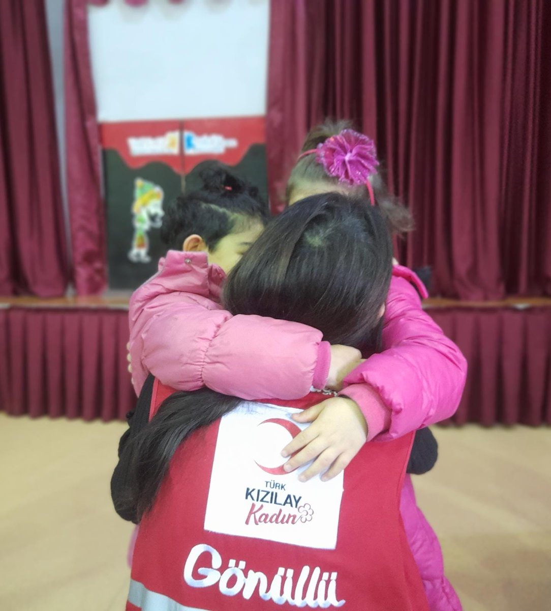 kizilaykadinck's tweet photo. Türk Kızılay Çukurova Kadın olarak Başkanımız Sn Ela Demirkol ve değerli gönüllülerimizle birlikte Sevgi Evleri'ndeki küçük kardeşlerimizle birlikte Hacivat Karagöz oyununu izledik. Birlikte eğlenceli bir gün geçirdik. İyi ki varsınız çocuklar 🥰 https://t.co/KE0Q0bv5yz