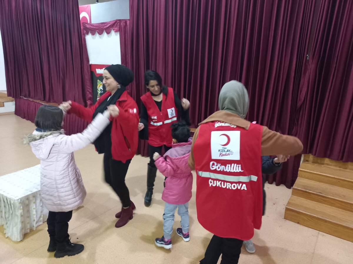 kizilaykadinck's tweet photo. Türk Kızılay Çukurova Kadın olarak Başkanımız Sn Ela Demirkol ve değerli gönüllülerimizle birlikte Sevgi Evleri'ndeki küçük kardeşlerimizle birlikte Hacivat Karagöz oyununu izledik. Birlikte eğlenceli bir gün geçirdik. İyi ki varsınız çocuklar 🥰 https://t.co/KE0Q0bv5yz