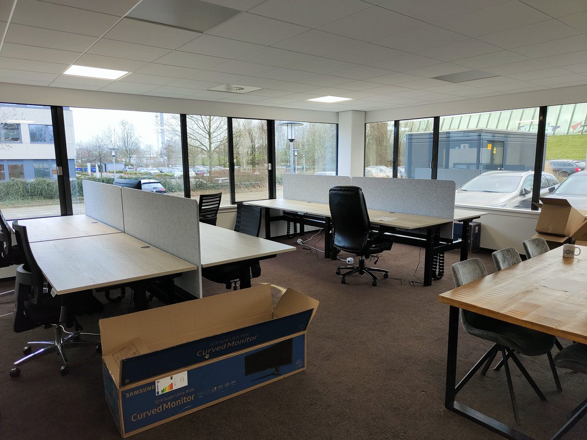 MethosNL's tweet photo. De bureau's staan er, ze zijn 0.9m * 1.8m ! 1 curved breedbeeld monitor er op om je een idee te geven hoe groot ze zijn... #Kantoor #Methos https://t.co/2yePGMpW4b