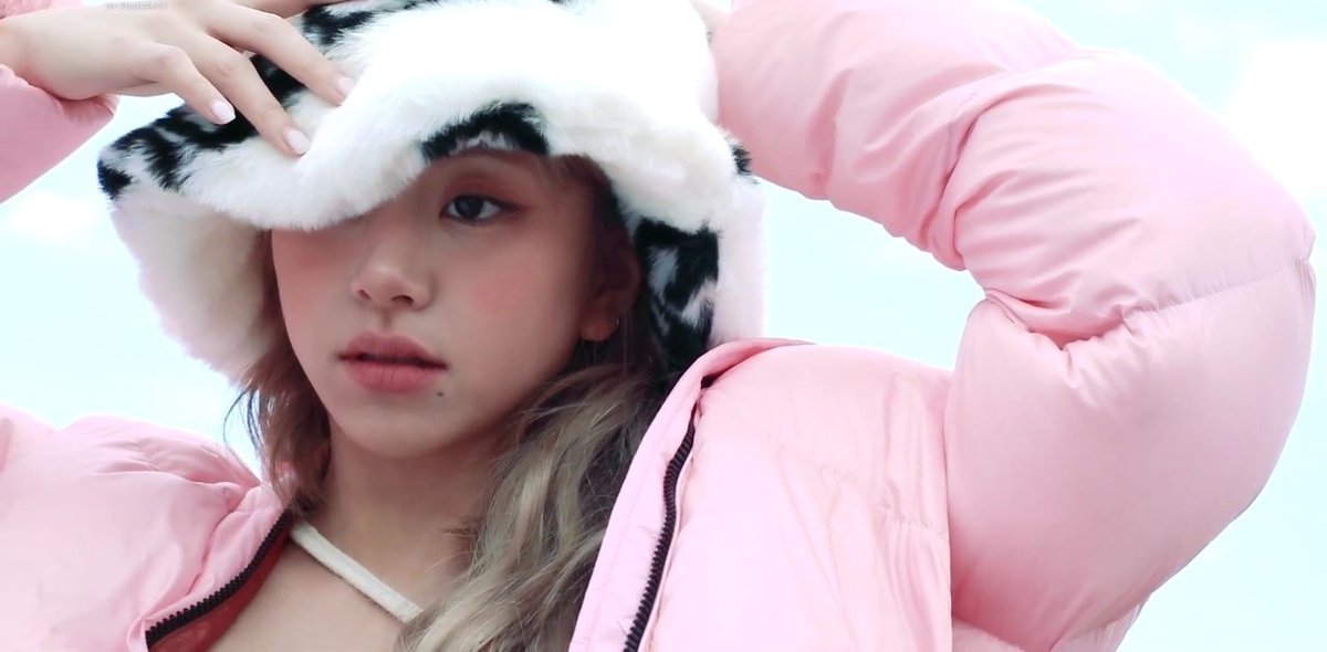 chaeyoungspics's tweet photo. LOOK AT HER https://t.co/imID7vUcPG