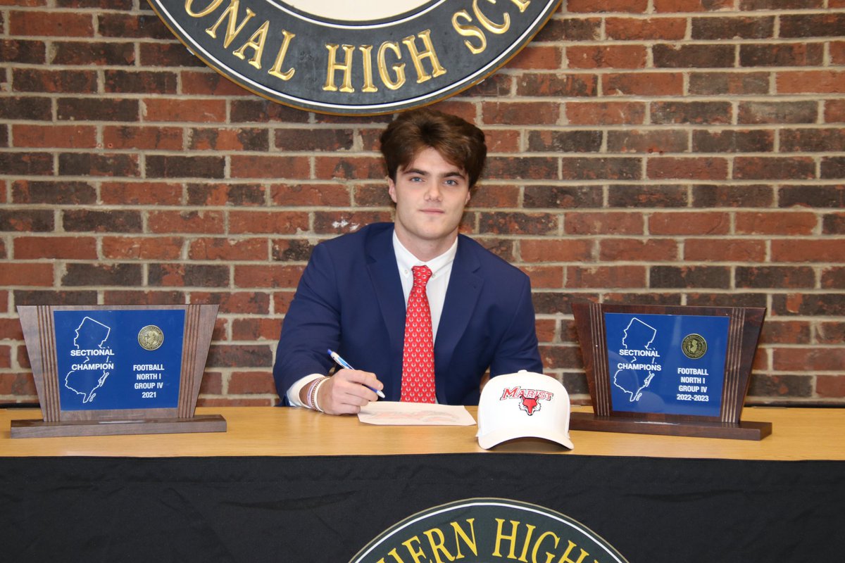 charlie_sparago's tweet photo. Officially a Red Fox‼️✍️ #GoRedFoxes #DefendTheDen @Marist_Fball https://t.co/MswJSifKwD