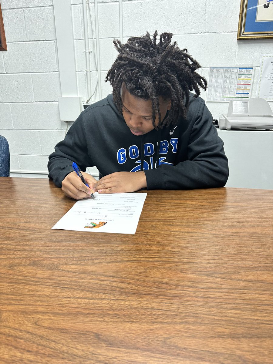 malakeiowens's tweet photo. First I want to thank God, my family, teammates and coaches for all of your support. @HCWillieSimmons @coach2bless Thank you for the  opportunity to further my academic and athletic career on the HIGHEST OF SEVEN HILLS! I am forever grateful. @coachdaj92  @GodbyAthletics https://t.co/bb6nivfB1Z