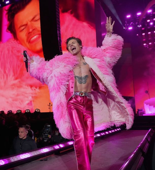 El cantante Sam Smith está recibiendo un aluvión de críticas por su último videoclip

Si lo de la primera foto te parece excesivo e innecesario, pero lo de la segunda y tercera te parece disruptivo y valiente… quizás deberías revisar tu homofobia y gordofobia