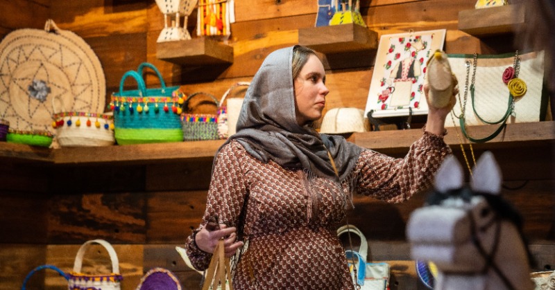 ExperienceAlUla's tweet photo. Artisans create beautiful handmade goods with knowledge passed down from generation to generation. At #AlRawanViewpoint, meet some of the talented weavers or skilled soap makers and find the perfect gift to bring home with you.
What will you discover in #Khaybar?
#ExperienceAlUla