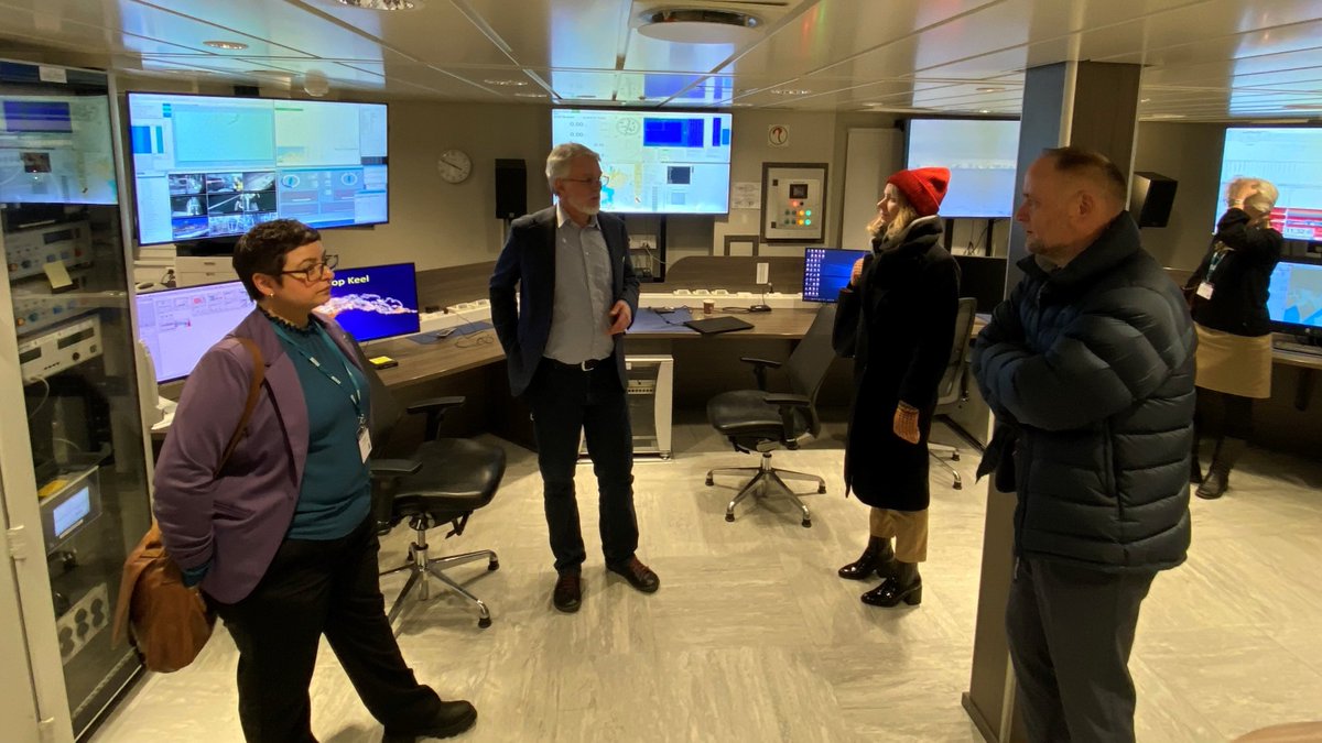 Storbritannias ambassadør i Norge, Richard Wood, besøkte NPs forskningsfartøy #FFKronprinsHaakon @arcticfrontiers🇬🇧🇳🇴

Norge og Storbritannia har et sterkt forskningssamarbeid på Svalbard og samarbeider også  i Antarktistraktatsamarbeidet. 

@UKinNorway
@RichWoodUK
#UKandNorway