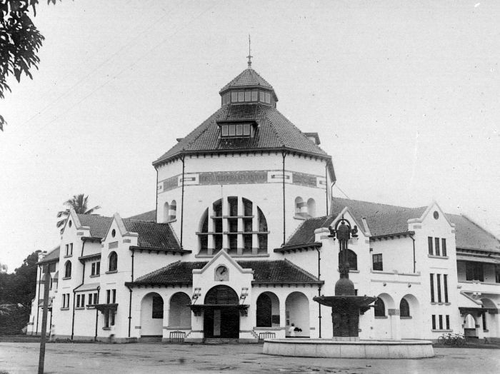 Het Postkantoor van Medan (1911) door Ir. Snuyf van Burgerlijke Openbare Werken. Inmiddels een hip centrum voor retail, muziek en sociale activiteiten. #adaptivereuse