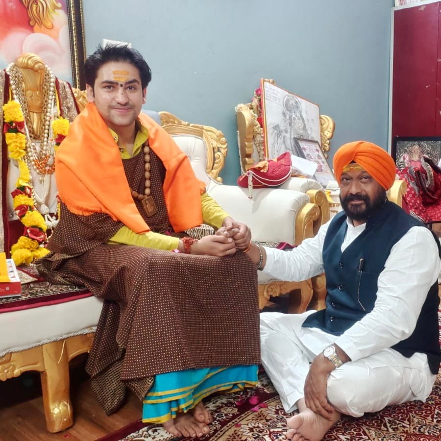 आज बागेश्वर धाम पहुंचकर भगवान श्री बालाजी महाराज के अनन्य उपासक, सनातन धर्म की पताका को और ऊंचा उठाने और धर्म की जाग्रति लाने में सतत सक्रिय, परम पूज्य श्री धीरेन्द्र कृष्ण जी शास्त्री बागेश्वर धाम से भेंट कर आशीर्वाद प्राप्त किया।
#BageshwarDhamSarkar
#NewProfilePic