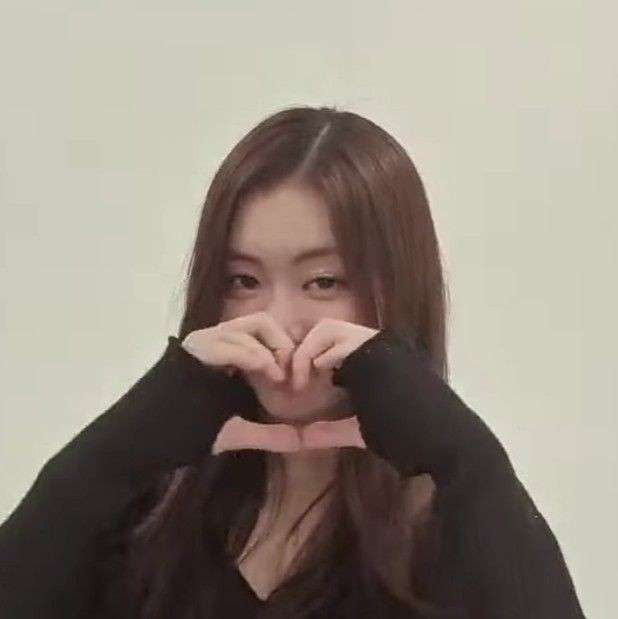 choerami's tweet photo. caved and made a garam twt, i am looking for serene moots!! https://t.co/dtvGuvXaxx