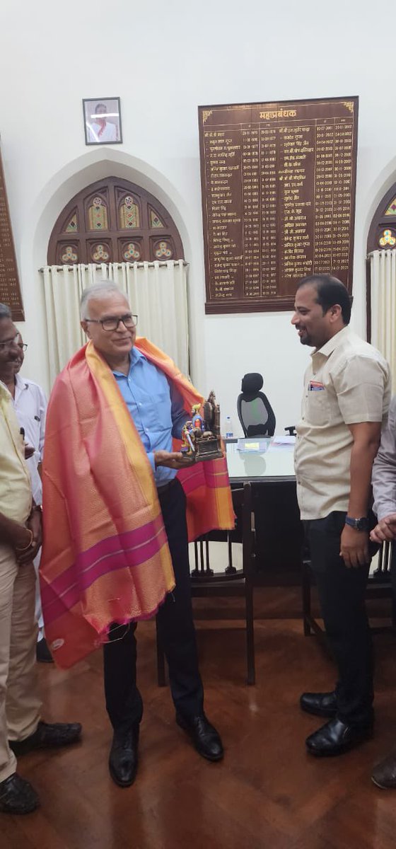 माननीय अध्यक्ष श्री जितेंद्र पाटील यांनी मध्य रेल्वेचे नवनियुक्त महाव्यवस्थापक श्री नरेश लालवानी यांची भेट घेवून स्वागत केले तसेच कामगारांच्या समस्या बाबत चर्चा केली.याप्रसंगी सरचिटणीस श्री प्रभाकर कदम,श्री लहू थळे आणि केंद्रिय पदाधिकारी आणि कार्यकर्ते उपस्थित होते  <a href="/mnsadhikrut/">MNS Adhikrut - मनसे अधिकृत</a>