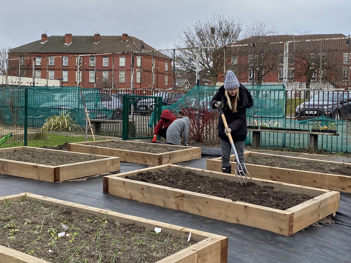 myKFCA's tweet photo. Busy down in the community garden with @BlackburneHouse @B4Biodiversity horticulture students digging growing beds, creating some extra ones, clearing rubbish &amp; testing soil PH @LpoolCityRegion #GreenLCR We we’re also joined by @LJMU students who planted Spring bulbs. #KFCA https://t.co/Lqa0dJdtOb