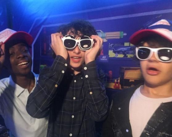 finnwolfhardbr's tweet photo. Para a GQ, Finn disse que teve uma vez que ele teve um ataque de pânico extremamente forte no set de Stranger Things, durante uma cena com Caleb e Gaten, e os dois simplesmente pararam tudo e o abraçaram em silêncio. “Caleb e Gaten, nós somos para a vida. Ligados para sempre.” https://t.co/bCimehVDhO