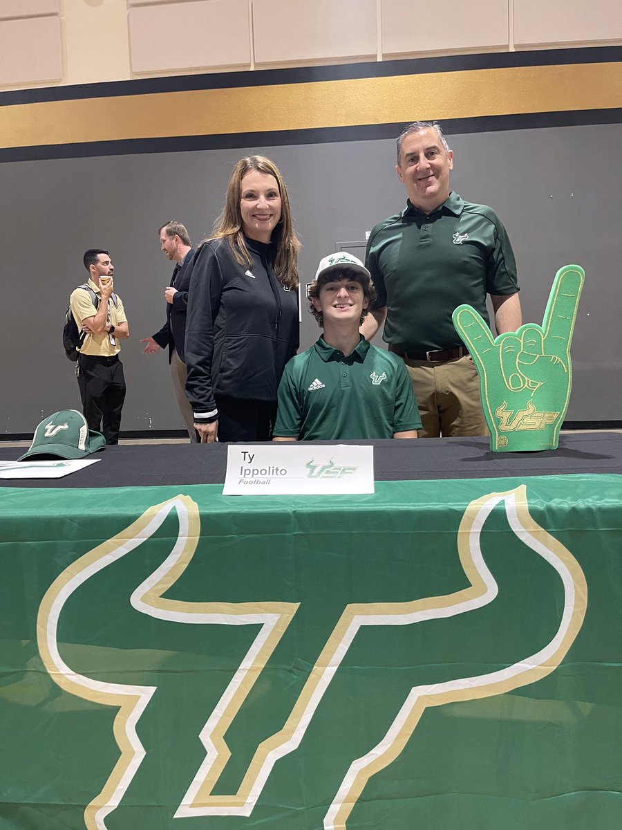 Ty_Ippolito's tweet photo. Signed. Ready to work! @HKA_Tanalski 
@USFFootball 
@ChadCreamer21 
@CoachMajewski 
@CoachCarmichaeI 
@CoachGolesh https://t.co/k74zJ9DMvN