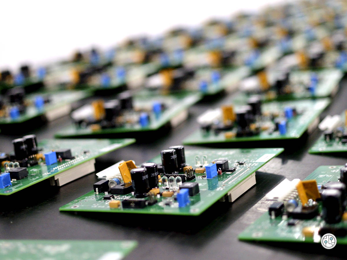 Os solemos enseñar #electrónica dirigida al #SectorDeLaAutomoción para #SistemasDeClimatización, #iluminación... La de hoy está dirigida a la #movilización de personas y mercancías: el sector #ferroviario. Hemos realizado estas #placas para sus #SeñalizacionesLuminosas.