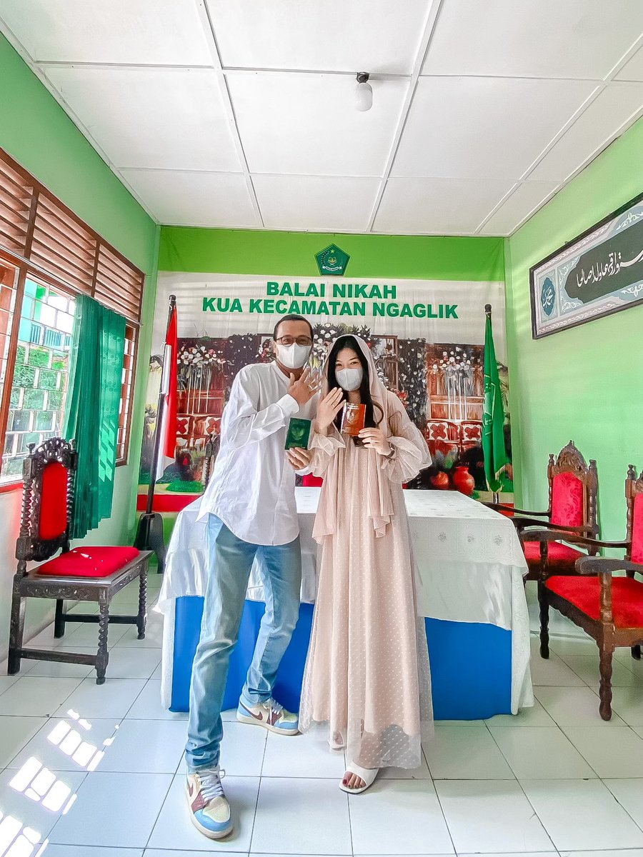 RYONADIO's tweet photo. @odongpejjj Sama mas! Aku jg nikah cuma di KUA doang apalagi nikah sama cewe keluarga chinese thn 2020 pas bgt hari pertama PPKM darurat, abis nikah cari tempat makan pada tutup! 🤣🤣 https://t.co/n9p7XWUbWB