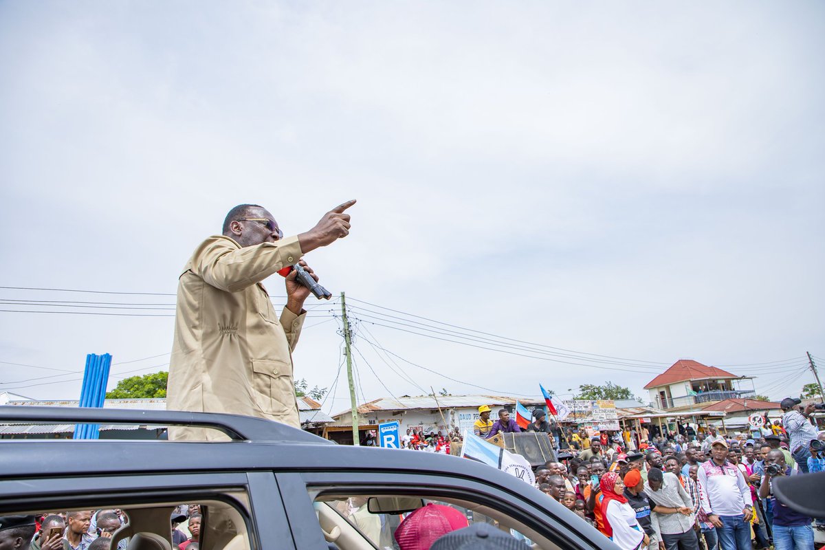 freemanmbowetz's tweet photo. Wananchi wa Lamadi na Mkoa wa Simiyu ahsanteni kwa mapokezi makubwa mliyotufanyia. Imekua faraja kuona nyuso zenu za furaha na matumaini kwa CHADEMA na taifa kwa ujumla. Sisi kama chama kikuu cha upinzani tunaendelea kuongoza mapambano ya kupata Katiba Mpya, https://t.co/NJTbB2QLTH