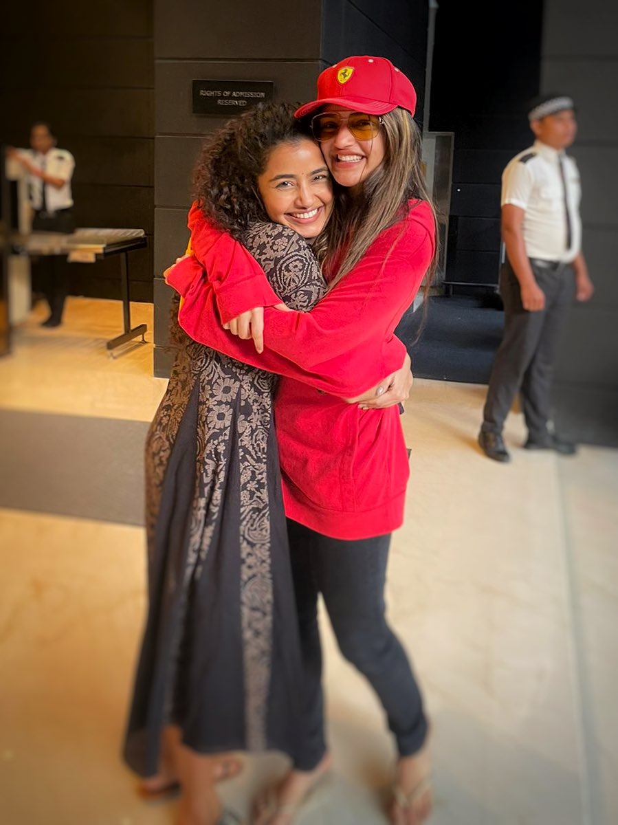 BenchMarkOffl's tweet photo. Gotta love the love between our cutiess @anupamahere and @sreeleela14 ✨
#benchmarktalents #anupamaparameswaran #sreeleela https://t.co/YrRUb0Dfae