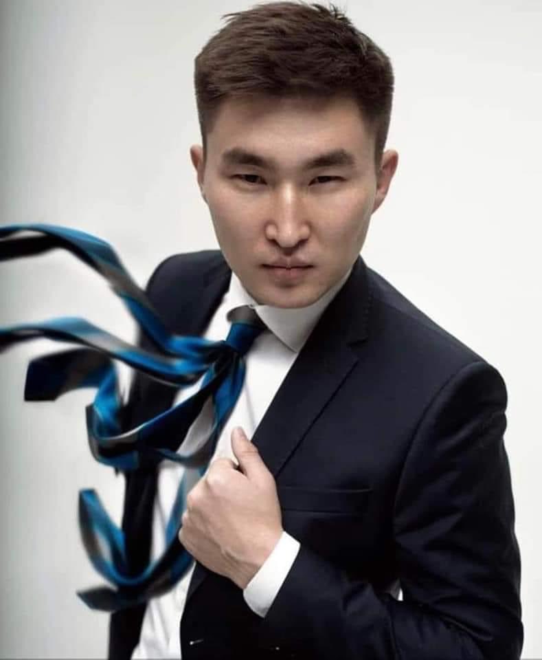 Австарлийн иргэн болсон гэнэ. Ээж нь эх орноо хөгжүүлье энэ тэр гээл хүү нь эх орноосоо татгалзаад л иргэдээ хулхидаад л.