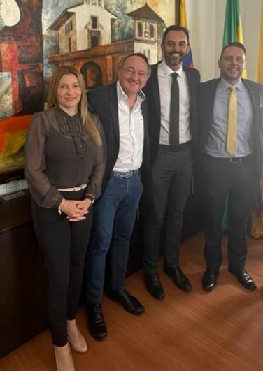 UNIR_Colombia's tweet photo. 🤝 Manuel Herrera, Dir. Académico de Relaciones Internacionales de @UNIRuniversidad, es recibido en la @uniautonomadc por su Rector @DanielMantillaS.

💡📝 En la reunión se armó un plan de capacitación para docentes en #digitalización, #investigación y calidad. https://t.co/uSeJ4B89KL