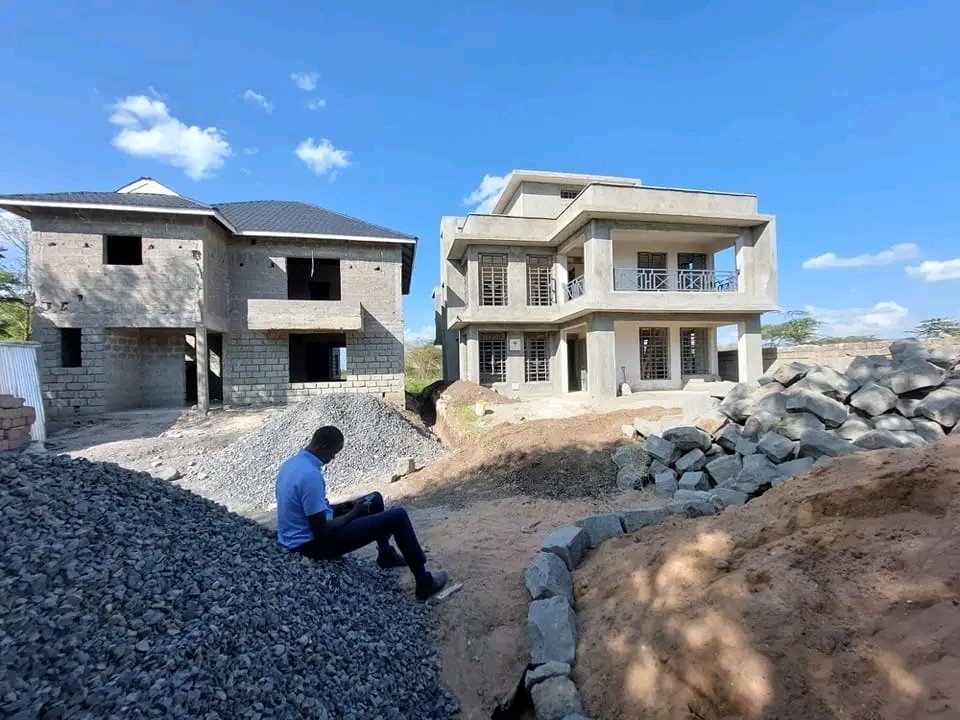 Bossyator's tweet photo. Two neighbors, same location, both of them are on a building journey with almost the same budget.. In the end, what do you think about this? https://t.co/2b9rszoDcT