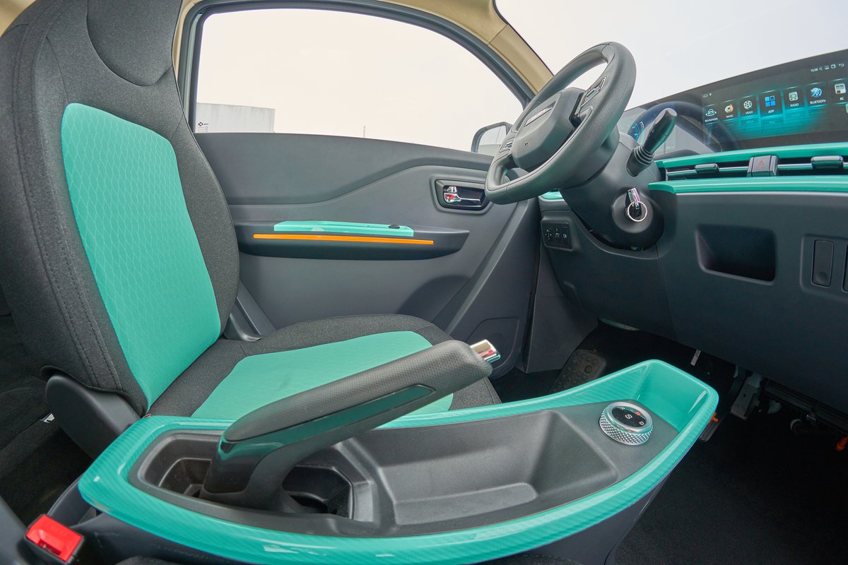 Interiér vozu #elBlesk #Pony. Hezký, moderní, praktický. Jak se vám líbí? 

#interier #ev #jezdimbleskem #lcd #klima