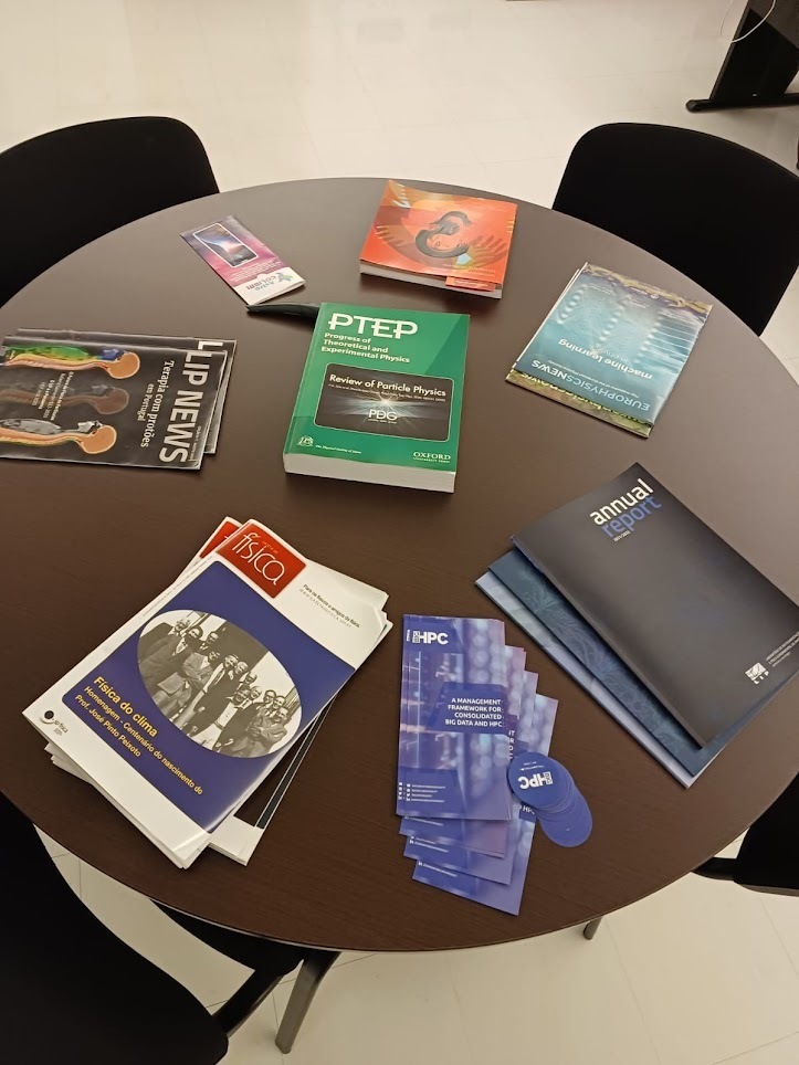bighpcproject's tweet photo. Our partners from LIP hub in Minho already have our communication materials in their office. 👇
#BigHPC #CommunicationMaterials @lip_pt @UTPortugal https://t.co/QfFTBqxbpz