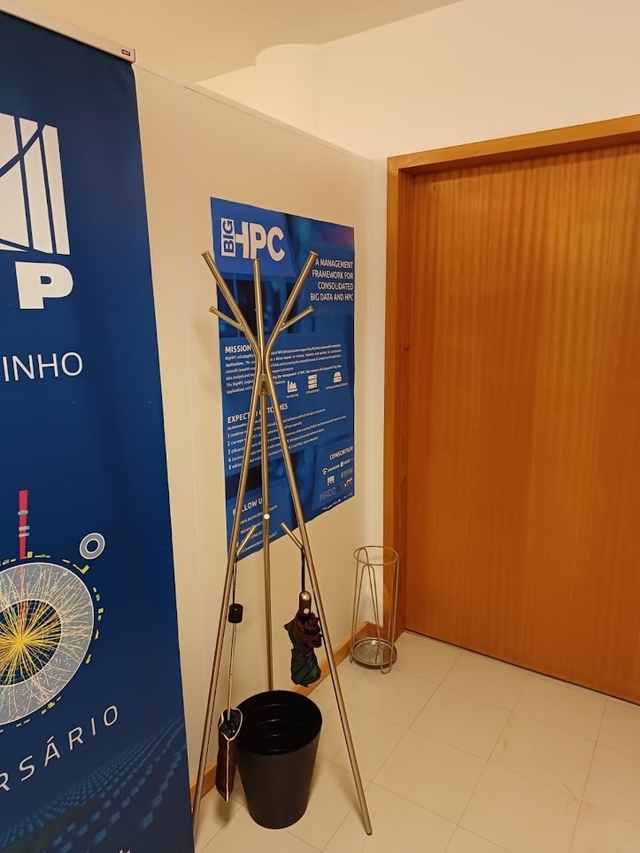 bighpcproject's tweet photo. Our partners from LIP hub in Minho already have our communication materials in their office. 👇
#BigHPC #CommunicationMaterials @lip_pt @UTPortugal https://t.co/QfFTBqxbpz