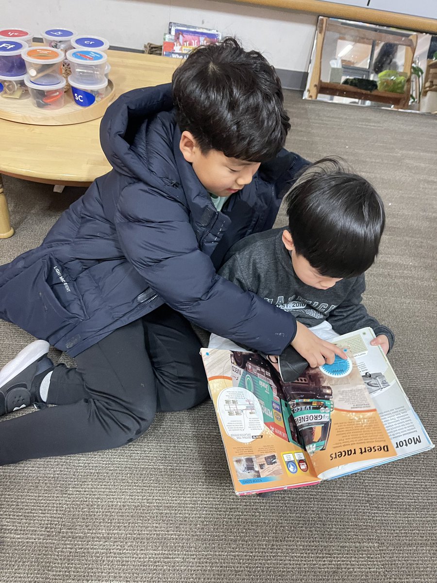 First buddies without masks! 😷 Reading and playing #community #senseofbelonging @Intl_Chadwick