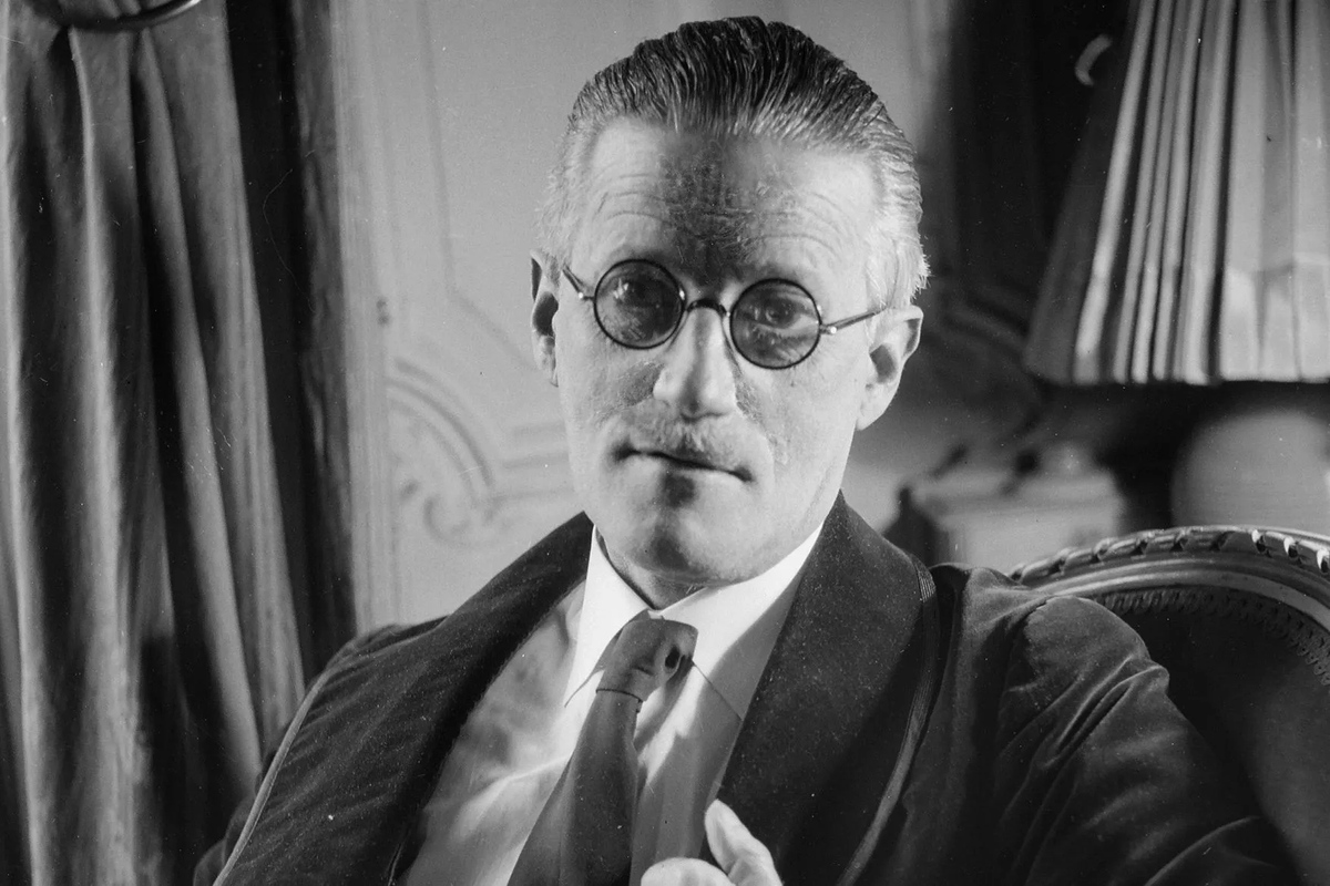 BookishSanta's tweet photo. “Think you're escaping and run into yourself. Longest way round is the shortest way home.”
— James Joyce, Ulysses
#SantaTweets #HappyBirthday #JamesJoyce #Ulysses #booktwt #BookTwitter #Literature https://t.co/tFV5B4APqa