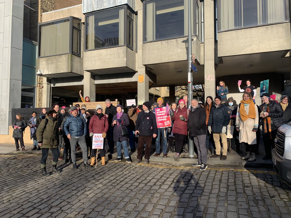 Staff and students <a href="/EdinburghUni/">The University of Edinburgh</a> out in force for fair pay and pensions ✊✊✊
#WednesdayWalkout #ucustrikes #ucuRISING #EdinburghImpact <a href="/ucuedinburgh/">UCU Edinburgh</a> <a href="/UCUScotland/">UCU Scotland</a>