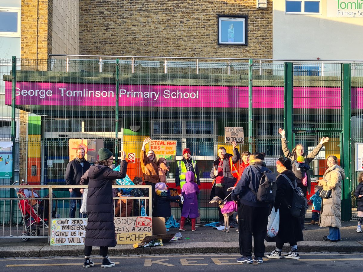 #power to the #TeacherStrike as they fight for fair wages. Amazing energy in #leytonstone this morning #wesupportyou #georgetomlinsonprimaryschool