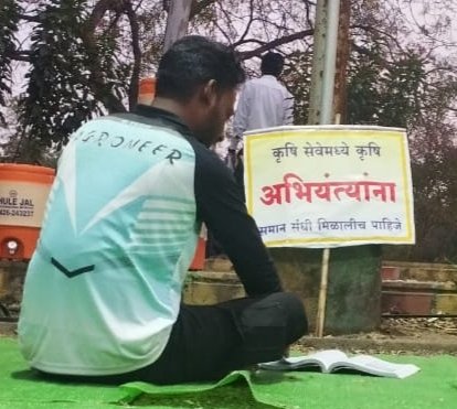 deokate_omkar's tweet photo. #JusticeForAgrilEngg
सर्व बोलतात देश कृषीप्रधान झाला पाहिजे. शेतकरी बापाच्या शेतीला तंत्रज्ञानाची जोड देऊन त्याचे अश्रू पूसु इच्छनारा 'कृषी अभियांता' त्याच्या अस्तित्वासाठी ८ दिवसापासून रस्तावर..
प्रशासनाचे दुर्लक्ष😑
@CMOMaharashtra @Dev_Fadnavis @AjitPawarSpeaks @PawarSpeaks https://t.co/IDVQ9yAgDg