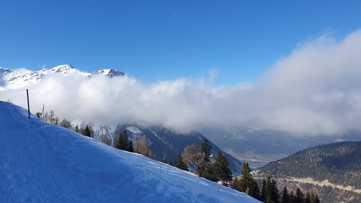 Alpenweerman's tweet photo. Vanmorgen onderweg in het "verborgen" sneeuwzekere wintersport paradijs #Rothwald. In een normale winter ligt de (poeder) sneeuw hier meters hoog. Net als vorige winter nu grote sneeuwarmoede. Een blik richting de bruine zuidhellingen v #Rosswald verraadt de sneeuwarmoede 🇨🇭. https://t.co/YVKPsZgTDi