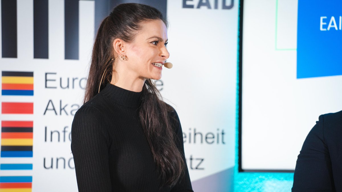 Bitkom's tweet photo. Wie es um den Gesundheitsdatenraum (#EHDS) in 🇪🇺 steht &amp; wie er mit dem #Datenschutz vereinbar ist, haben wir gestern bei einer gemeinsamen Konferenz mit der #EAID &amp; hochrangigen Expertinnen &amp; Experten diskutiert ⚕️ Hier gibt’s den Stream zum Nachschauen ➡️https://t.co/0nqZi3vtPl https://t.co/v7NnRLvLMy