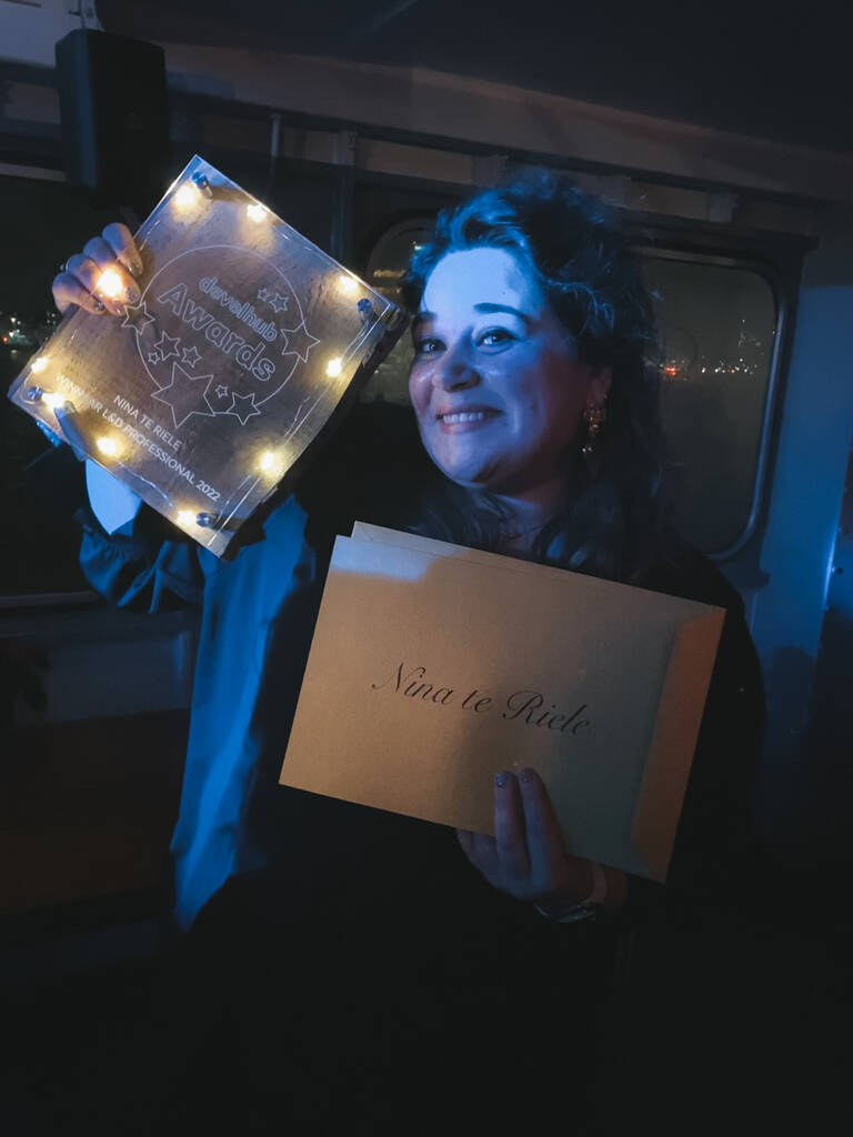 Docent-coach Nina te Riele van <a href="/HANLnD/">HAN Learning & Development in Organisations</a> wint de <a href="/Develhub/">Develhub</a> Award voor L&amp;D-professionals. “Winnen is eervol. Maar dat dit door mijn studenten komt, voelt als kroon op mijn werk!” han.nl/artikelen/2023…