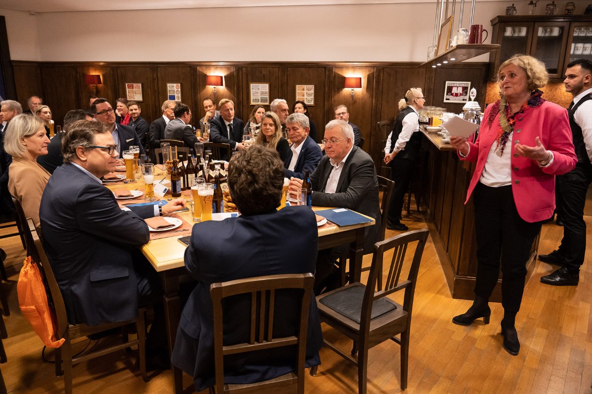 vbw_bayern's tweet photo. Politischer Jahresauftakt der vbw in #Brüssel: Beim Austausch mit Europaabgeordneten in der Vertretung des Freistaates Bayern bei der #EU betonten wir die Bedeutung einer aktiven europäischen #Standortpolitik. Mehr dazu: https://t.co/i4xXKecYHk https://t.co/OZOlO7WdrA