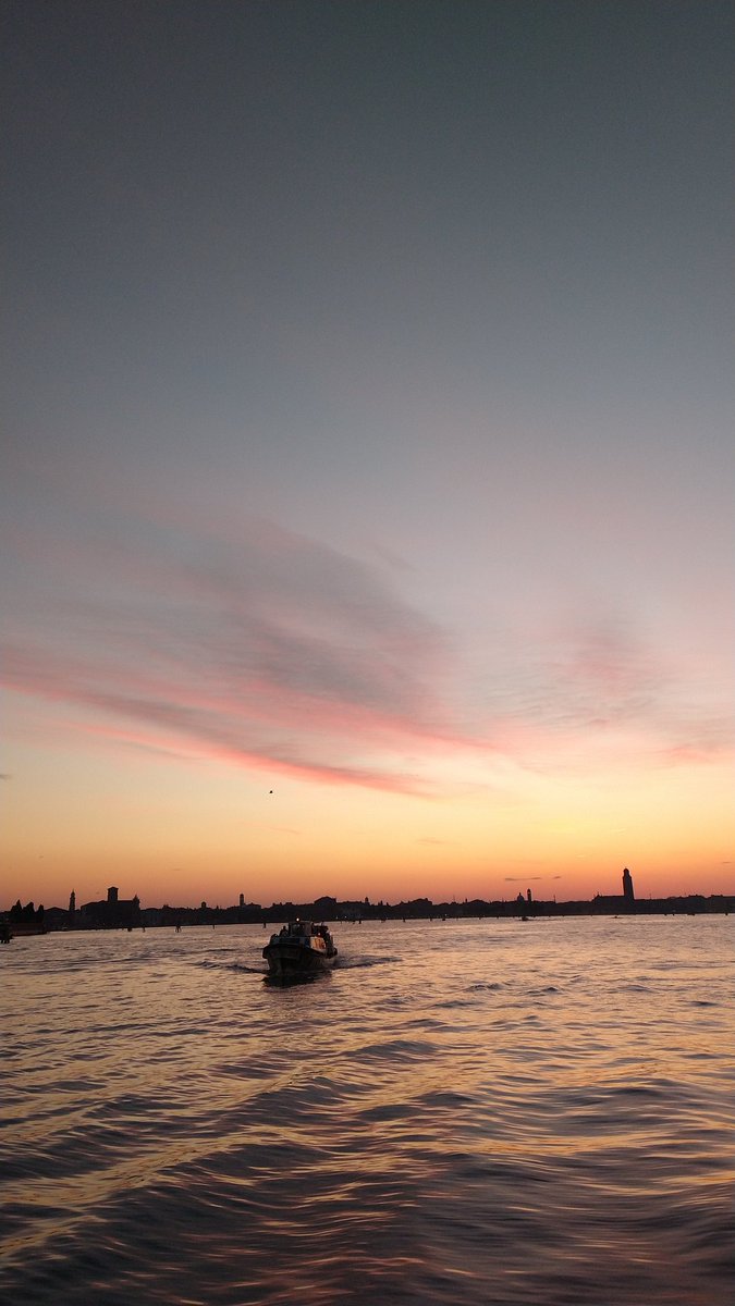 sofpife's tweet photo. Atardeceres en Venecia. 🧵 https://t.co/zf1urLAm3o