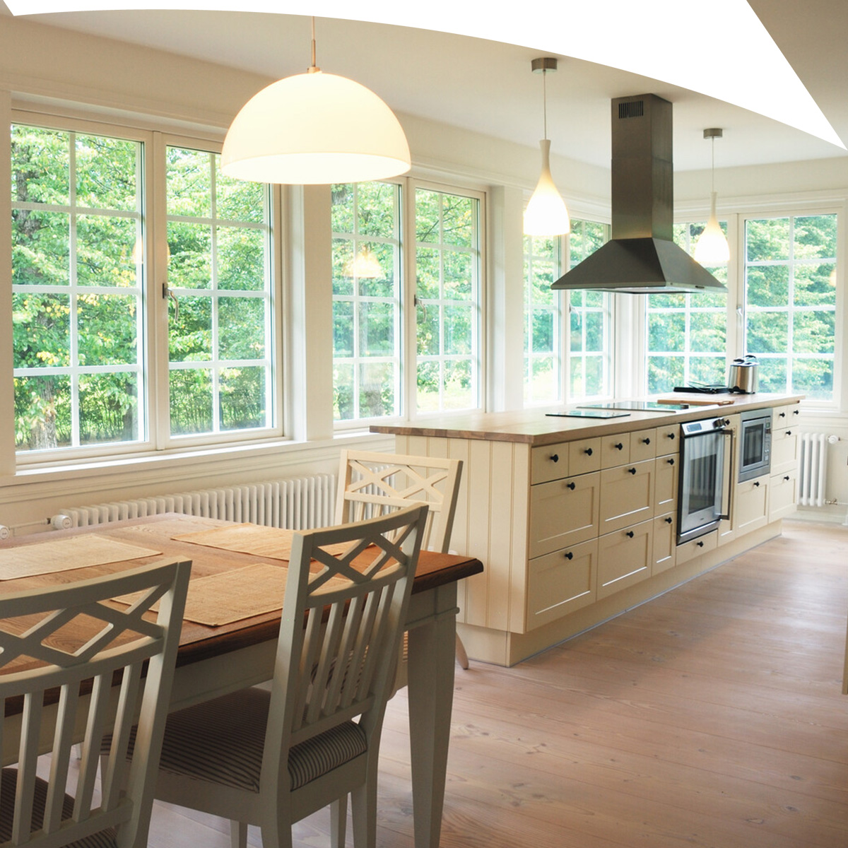 guardianglasseu's tweet photo. Our #ClimaGuard® wide range of residential #glass products can be tailored to each #home. This could be to suit different climates, aesthetic tastes, privacy concerns, or energy efficiency needs! 👉 https://t.co/egYQbPfkpO https://t.co/GUjYCSFsuz