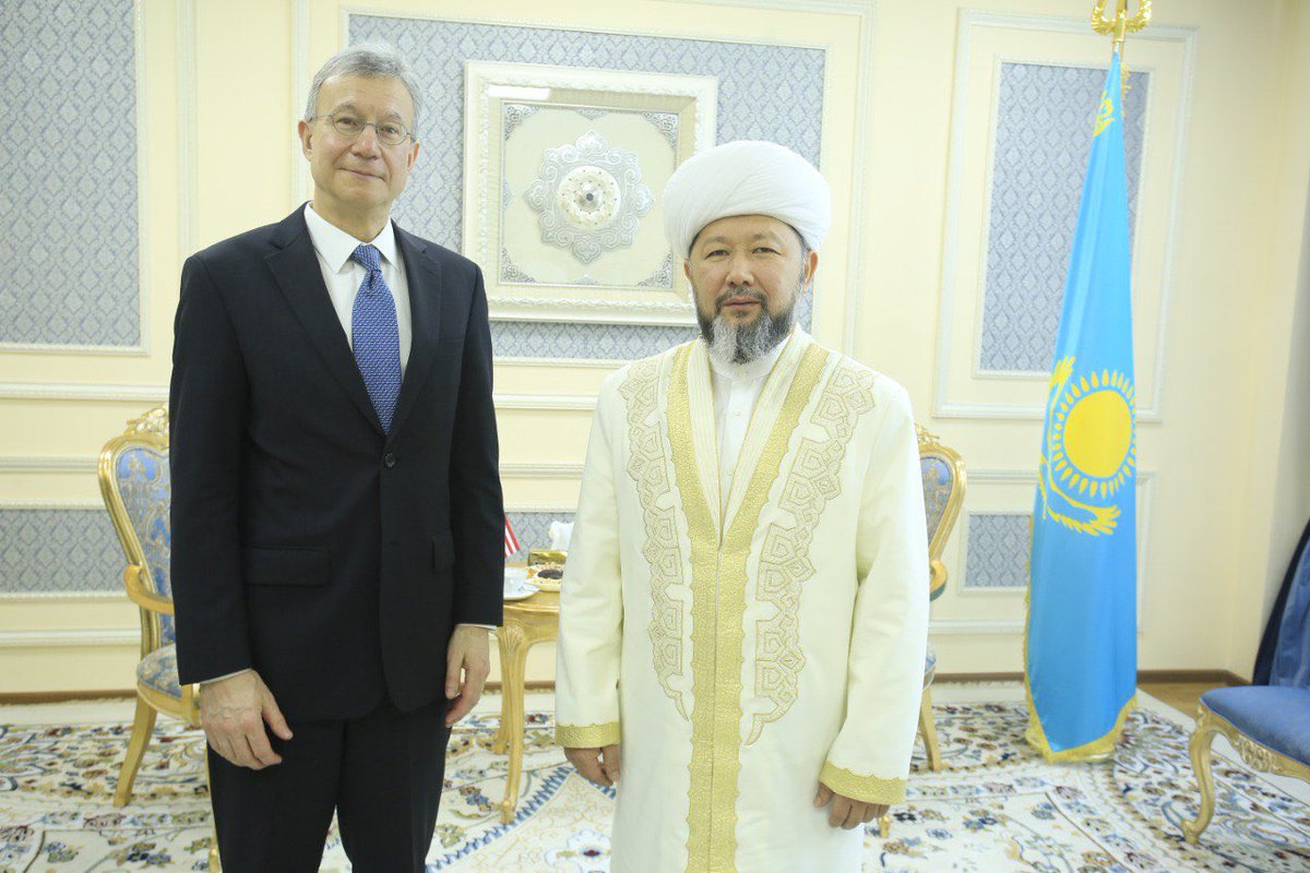 USembassyKAZ's tweet image. Ambassador Rosenblum met today with Grand Mufti Nauryzabai Taganuly to discuss the importance of religious freedom and review upcoming U.S. 🇺🇸and Kazakhstan 🇰🇿interfaith and intercultural events.