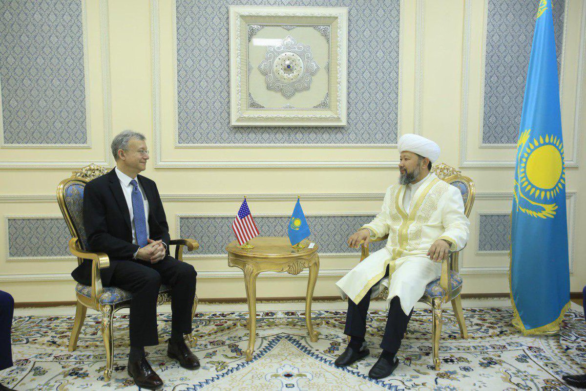 USembassyKAZ's tweet image. Ambassador Rosenblum met today with Grand Mufti Nauryzabai Taganuly to discuss the importance of religious freedom and review upcoming U.S. 🇺🇸and Kazakhstan 🇰🇿interfaith and intercultural events.