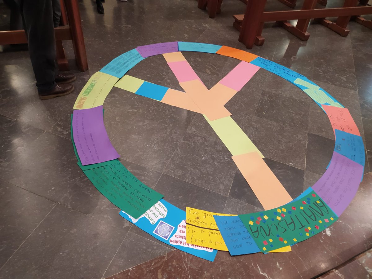 ficabetxuko's tweet photo. Bakearen alde! Con gran ilusión nos hemos reunido en el patio del colegio para manifestarnos a favor de la paz. Y el alumnado de 4º ESO lo ha celebrado en la Catedral María Inmaculada junto a otros colegios de Vitoria. #inmaculadaabetxuko #MadeInKristauEskola #DiadelaPaz https://t.co/uWgBBggAS9