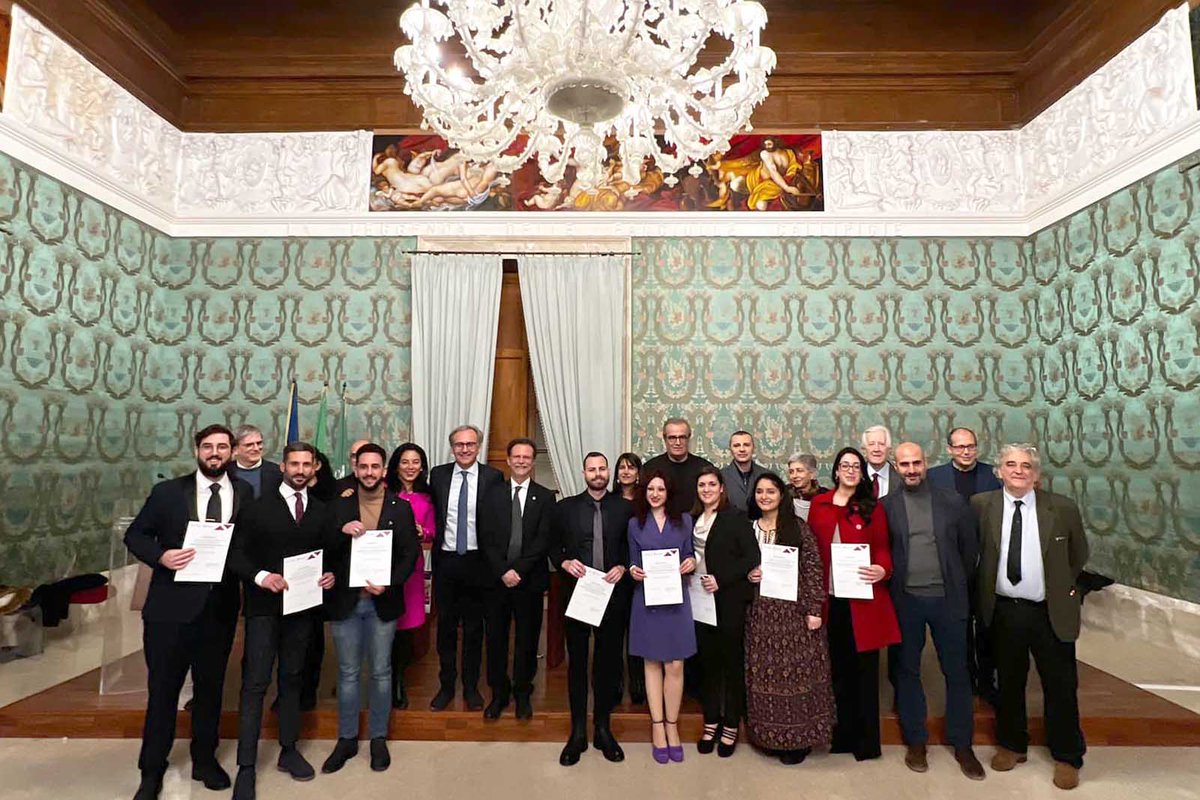 #goodnews Riaperta a #Siracusa la sede della Scuola di #Archeologia, il Palazzo Chiaramonte
Il rettore Francesco Priolo di <a href="/unict_it/">Unict</a> ha consegnato le pergamene a otto allievi che hanno conseguito il titolo di #specialisti in Beni #archeologici
unictmagazine.unict.it/ecco-il-nuovo-…